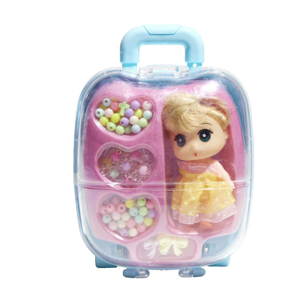 Mini poupée avec perles dans valisette H17,5cm
