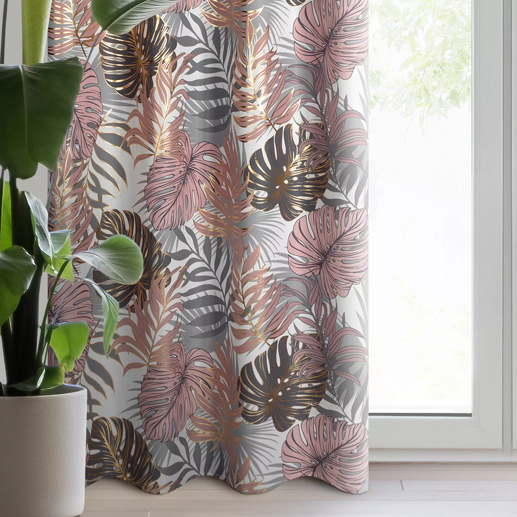 Zasłona pudrowo różowa z motywem liści monstery 140x250 cm przelotka - KORFU