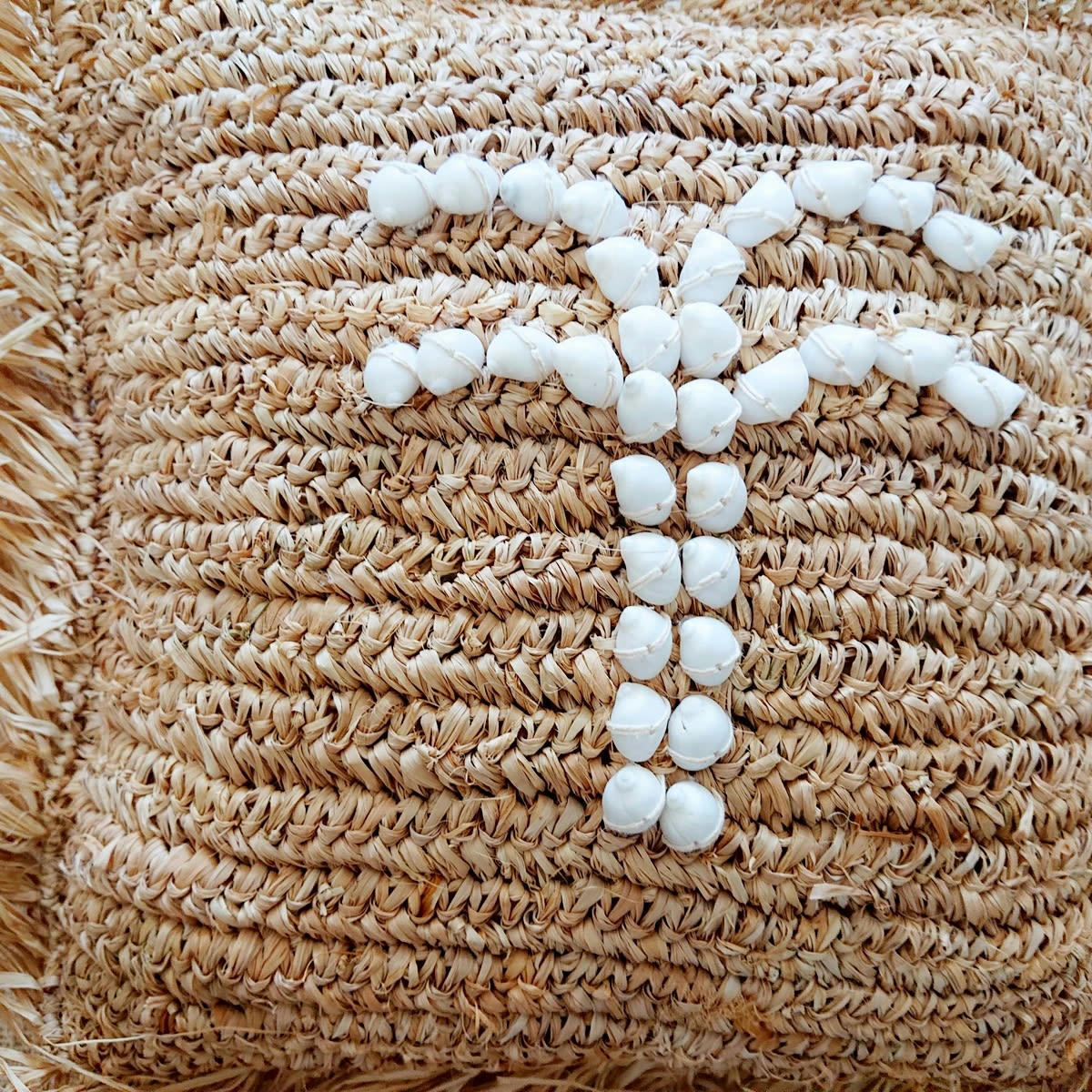 SHELLY - Housse de coussin en raphia et coquillages, beige 40x40 cm