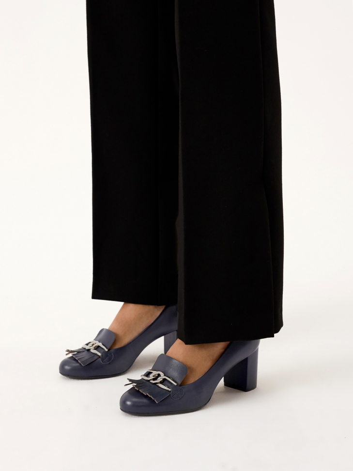 Leather pumps with a wide heel