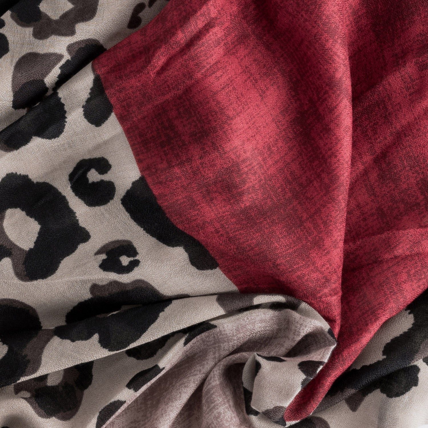 Foulard rouge et beige à motif léopard