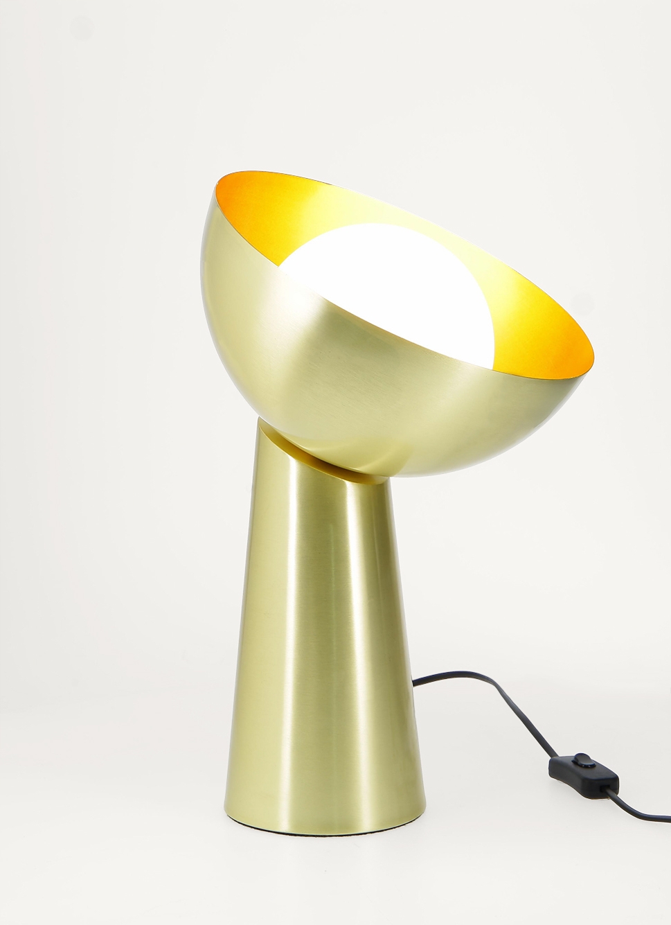 LAMPE à POSER MÉTAL DORÉ ET VERRE BLANC OPAQUE DORE