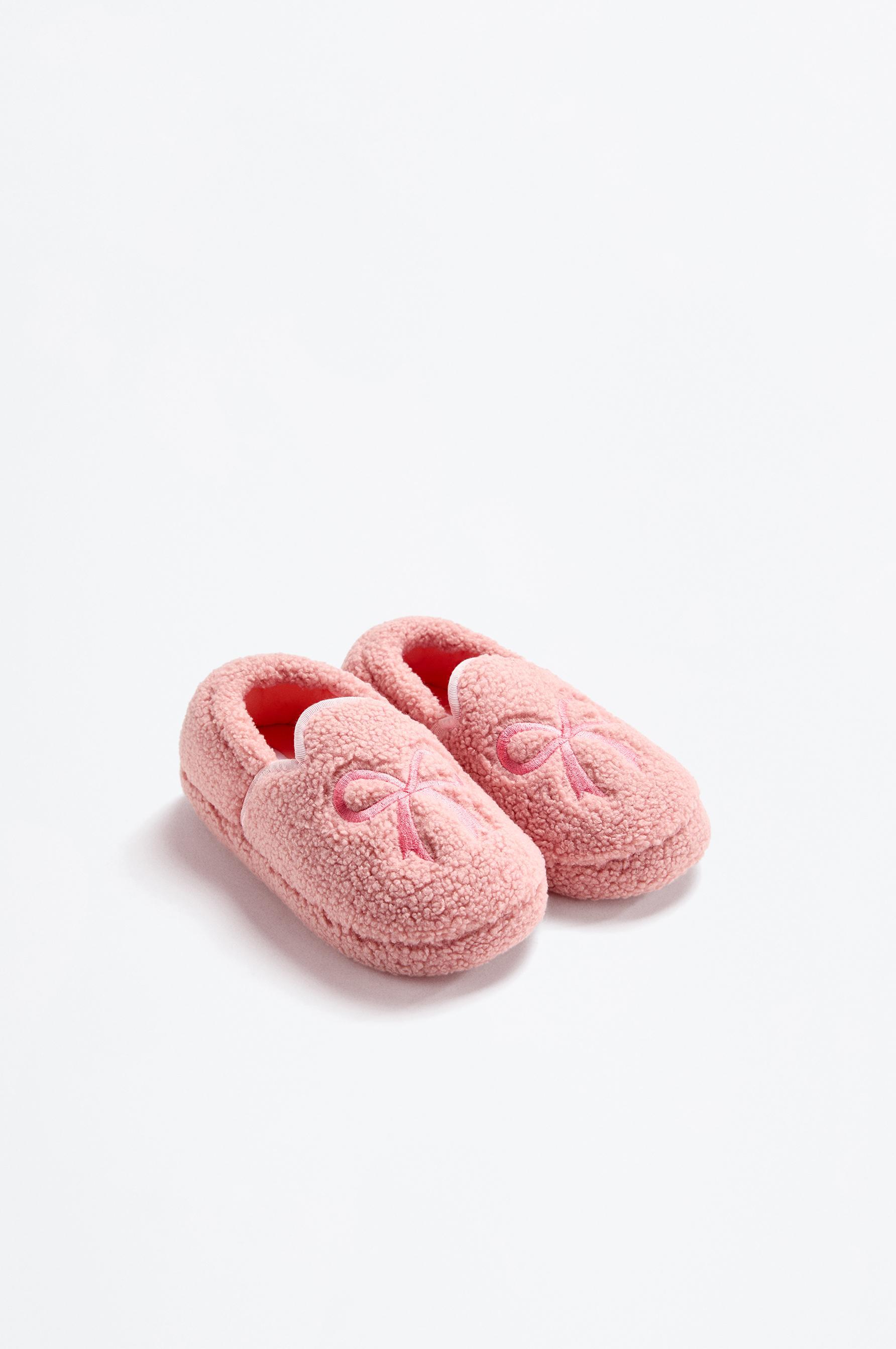 Zapatilla de casa lazo suave cerrada
