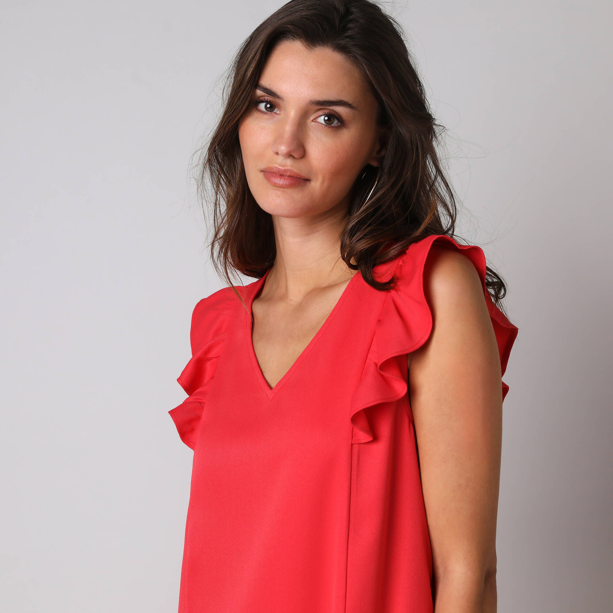Robe courte col V unie, à mancherons volantés