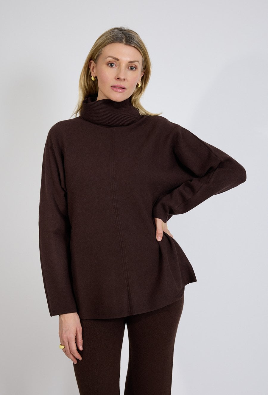 Sweter damski brązowy z golfem oversize