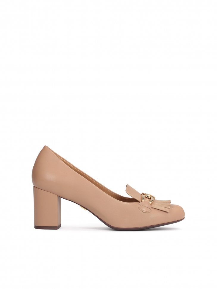Light brown leather pumps with tassels and a chain