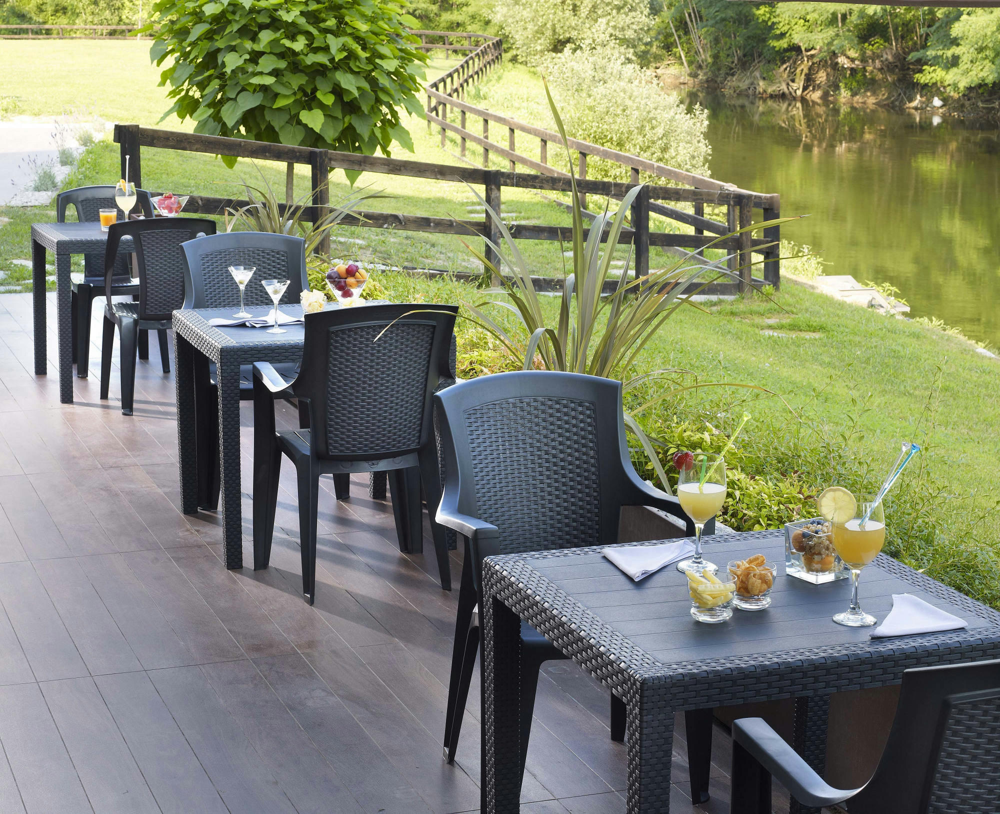 AGRIGENTO - Table d'extérieur fixe en pvc anthracite 80x80x72 cm