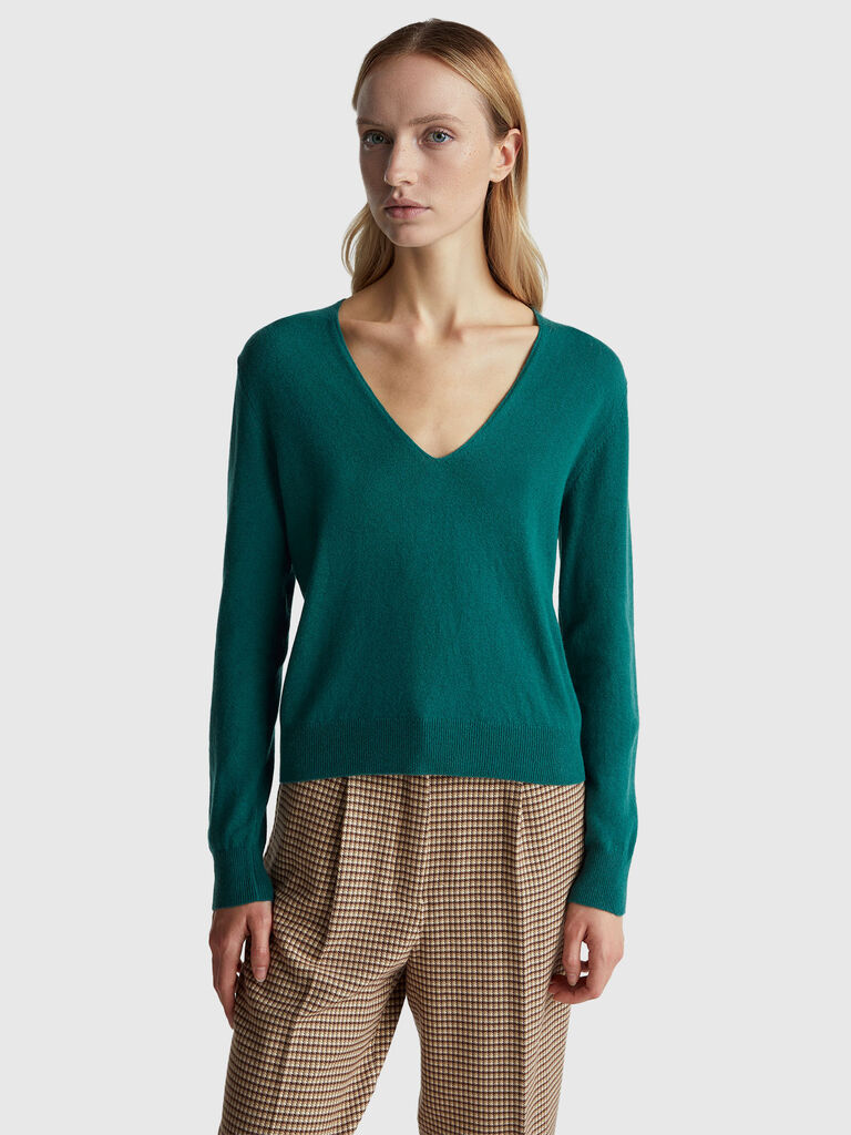 Green V-neck sweater in pure Merino wool