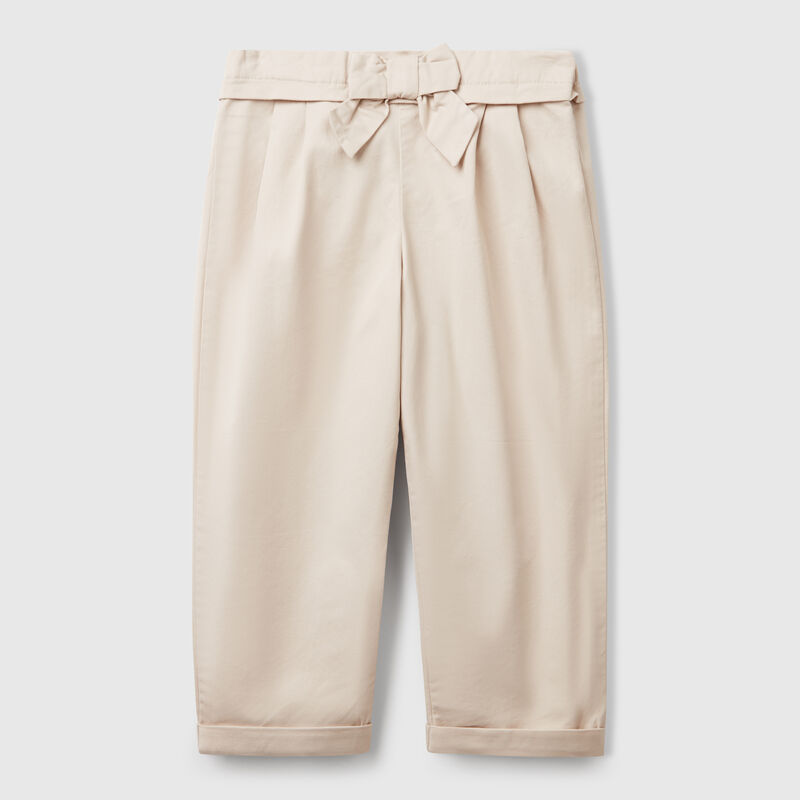 Trousers with bow