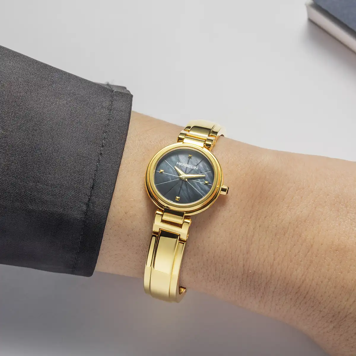 LADY H – QUARTZ – PVD OR JAUNE & NACRE NOIRE