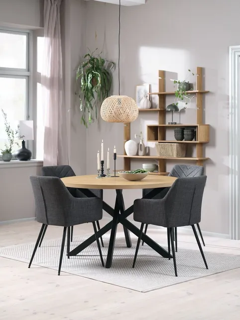 NORTOFT Ø120 bord varm eg + 4 PURHUS stole grå/sort
