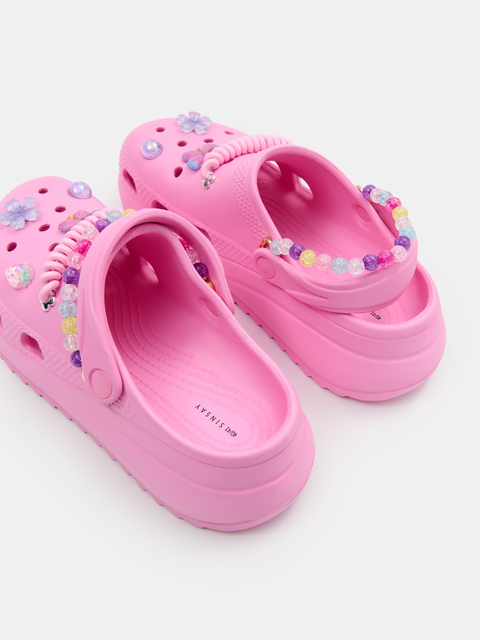 Chodaki z paskiem na pięcie i przypinkami