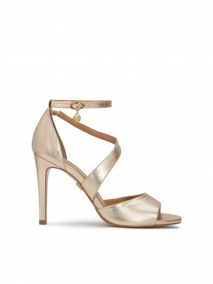 Sandals with golden full heel