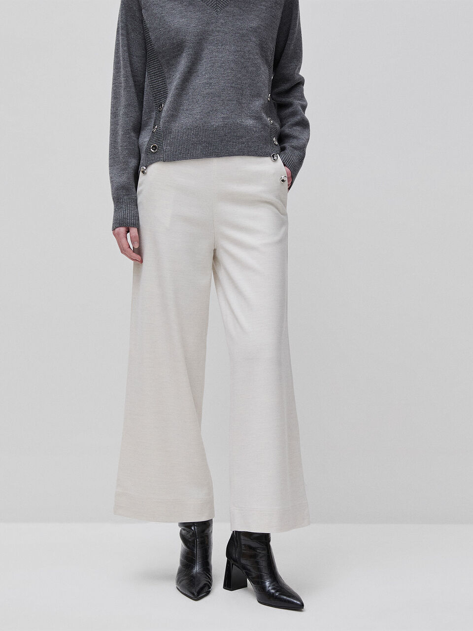 High-waisted trousers with buttons