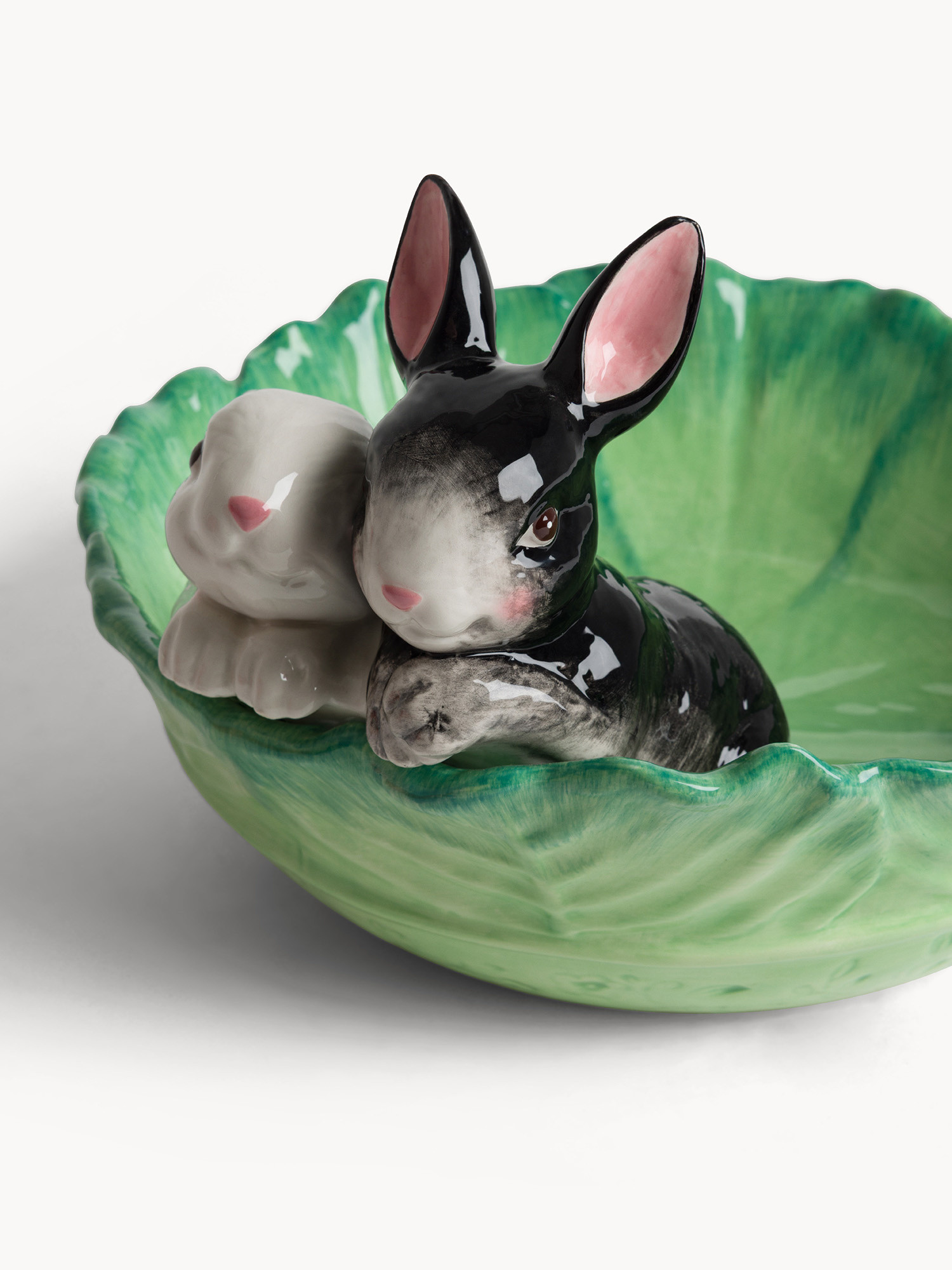 Coppa in ceramica a foglia con conigli applicati