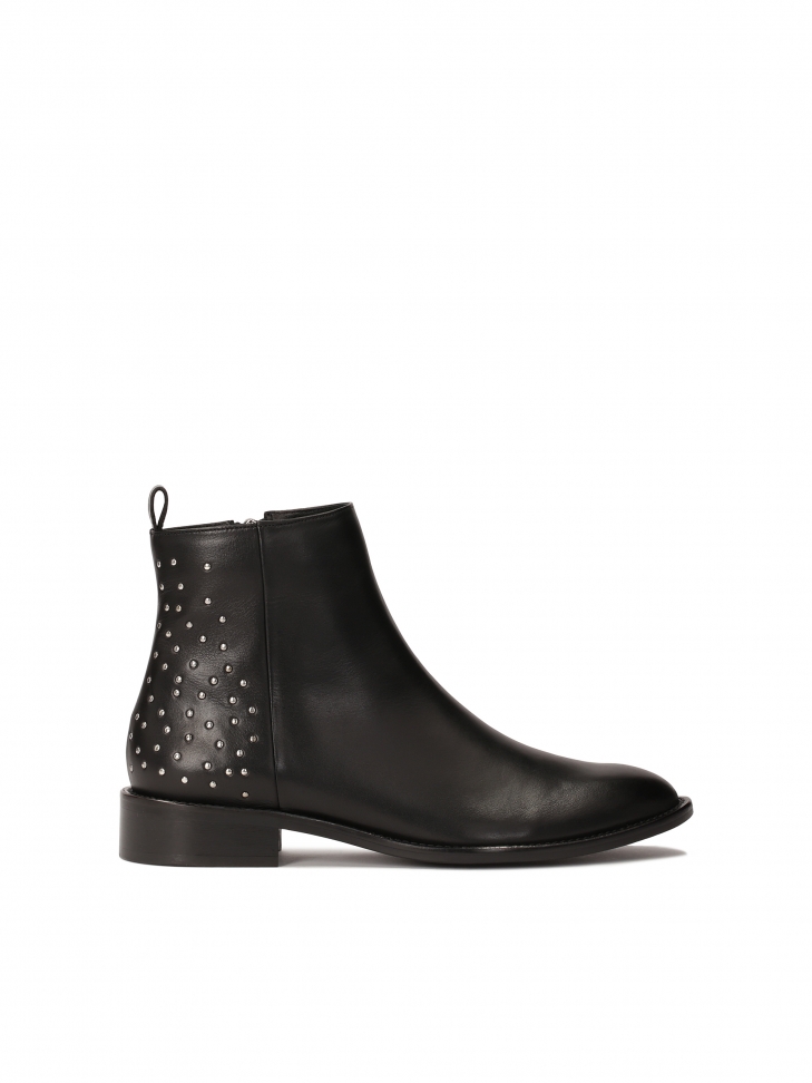 Classic boots with zipper on flat sole