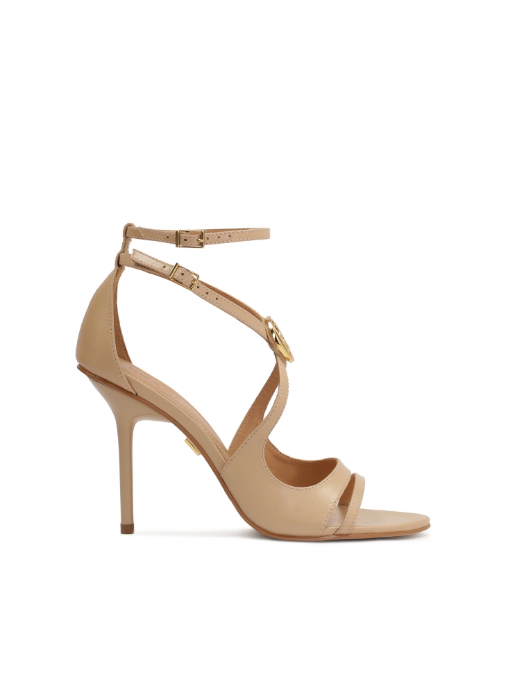 Elegant heeled sandals with criss-crossing straps and KAZAR monogram