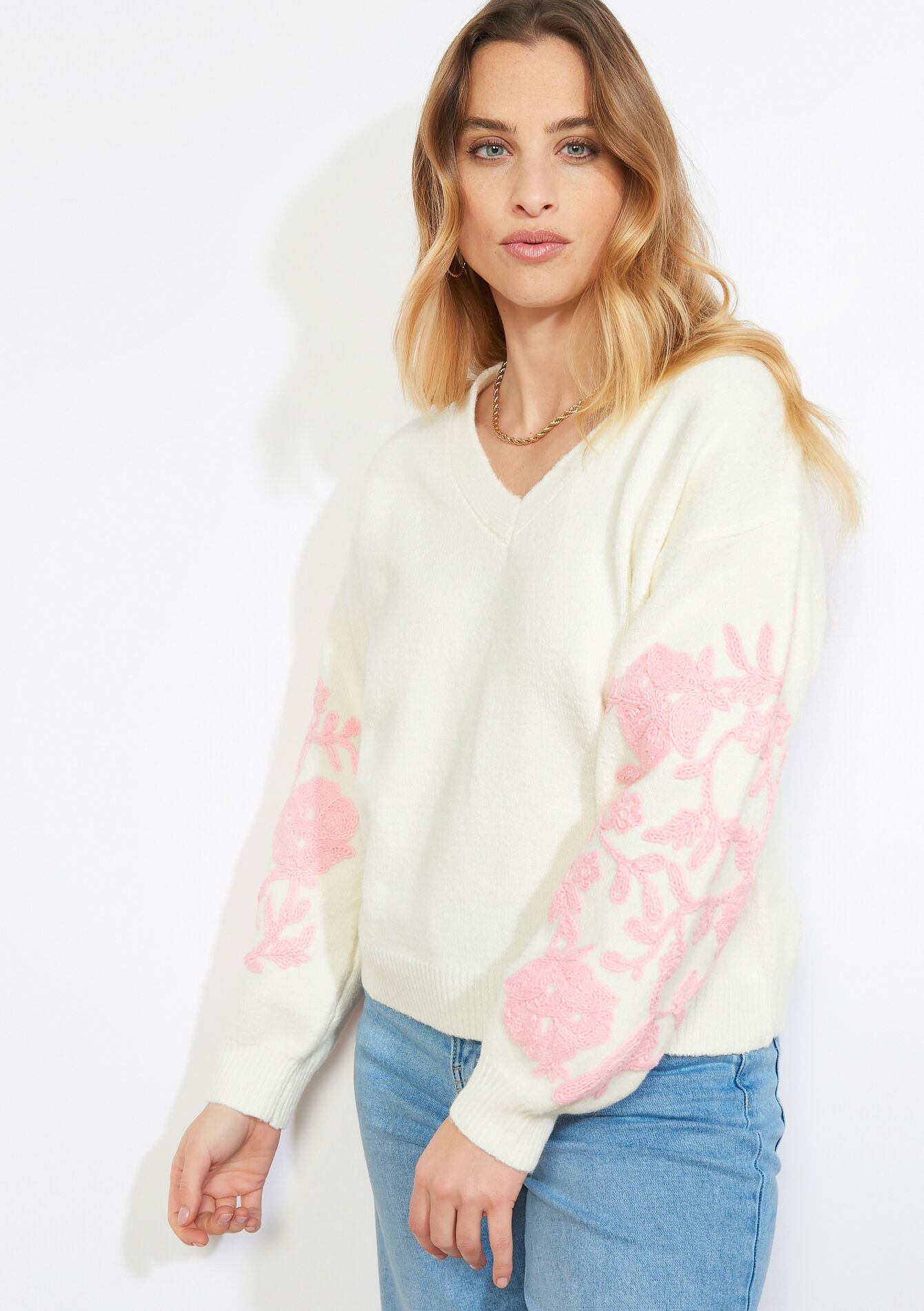 Trui met geborduurde mouwen