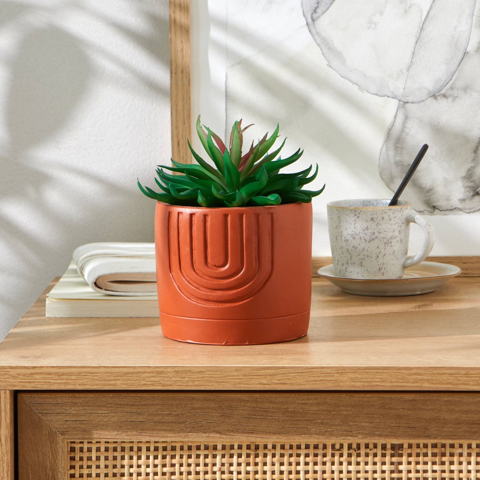 Plante verte artificielle et pot en ciment