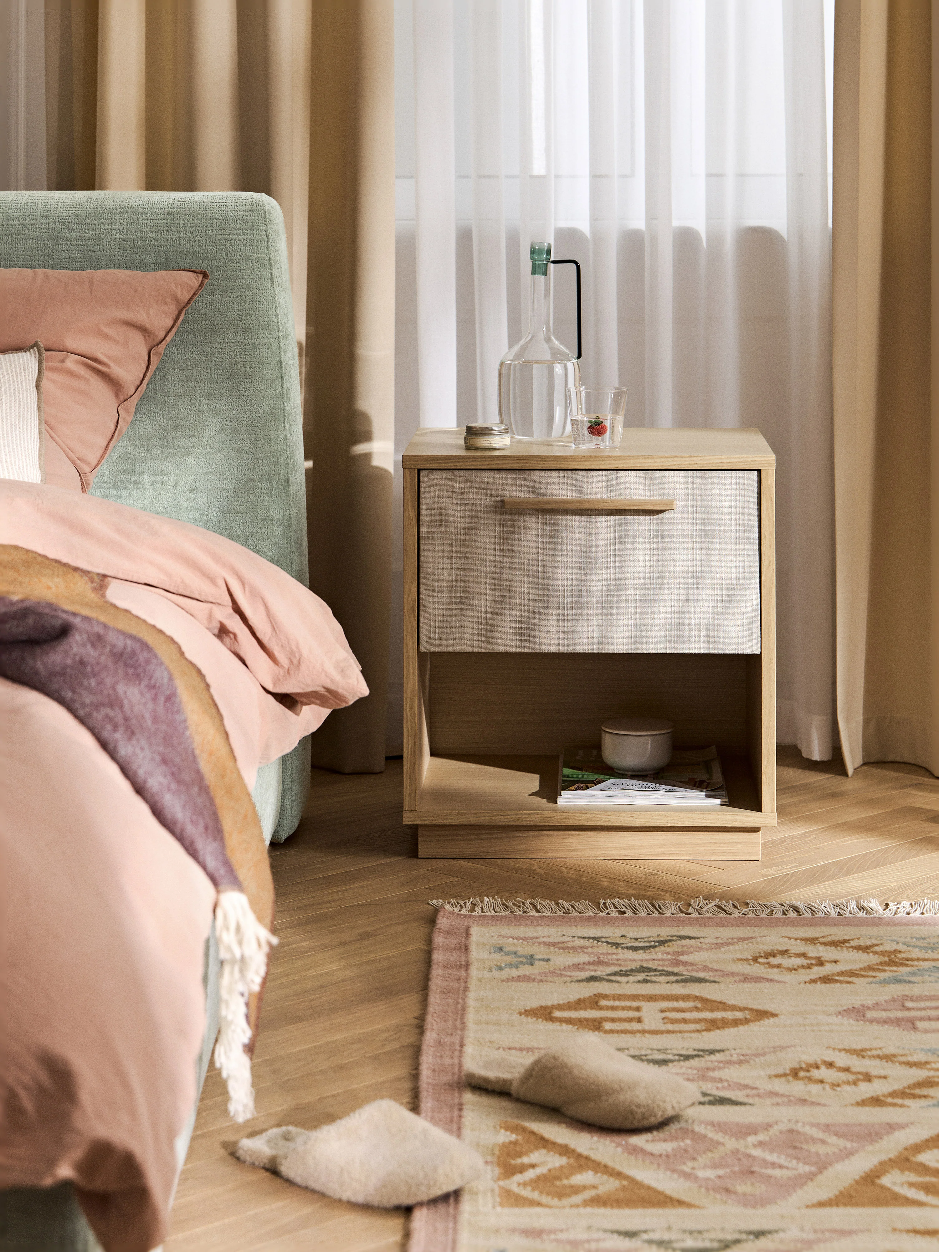Holz-Nachttisch Wisp mit gepolsterter Front