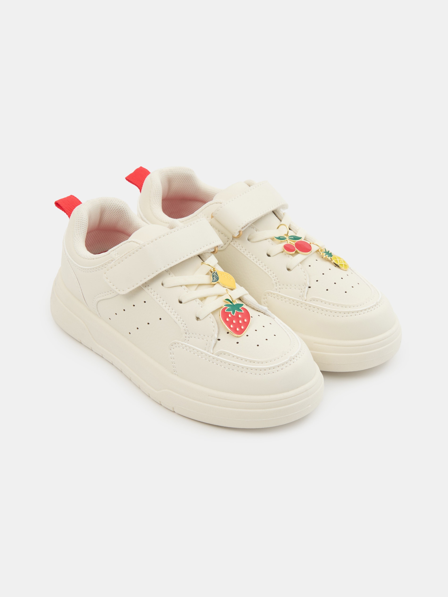 Sneakersy na rzep z owocowymi zawieszkami