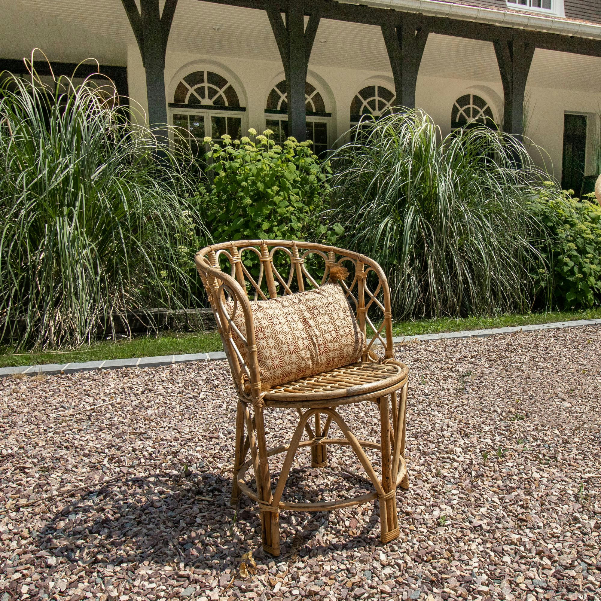 KATAVI - Fauteuil en rotin tressé avec coussin terracotta