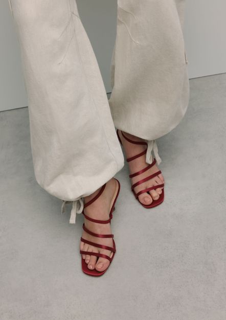 Rode sandalen met hak
