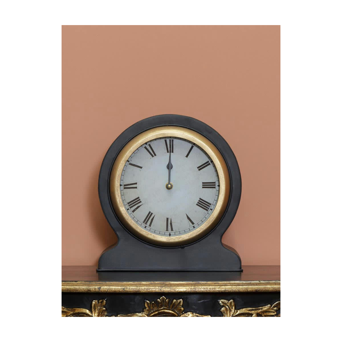 - Horloge à poser en métal noir et doré chiffres romains