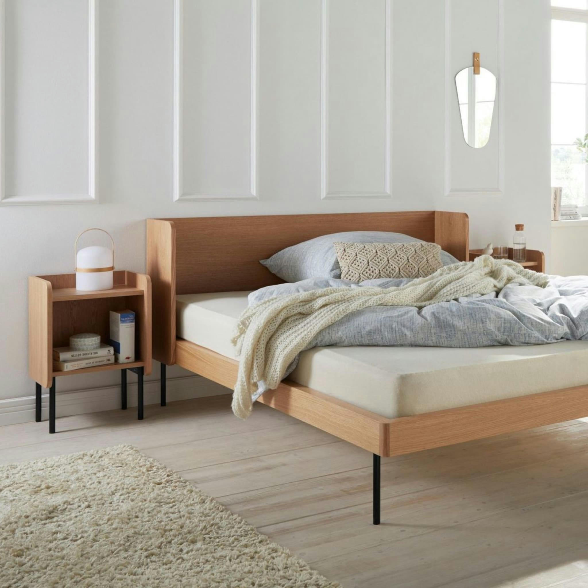 - Chevet scandinave avec 1 niche et pieds en métal noir