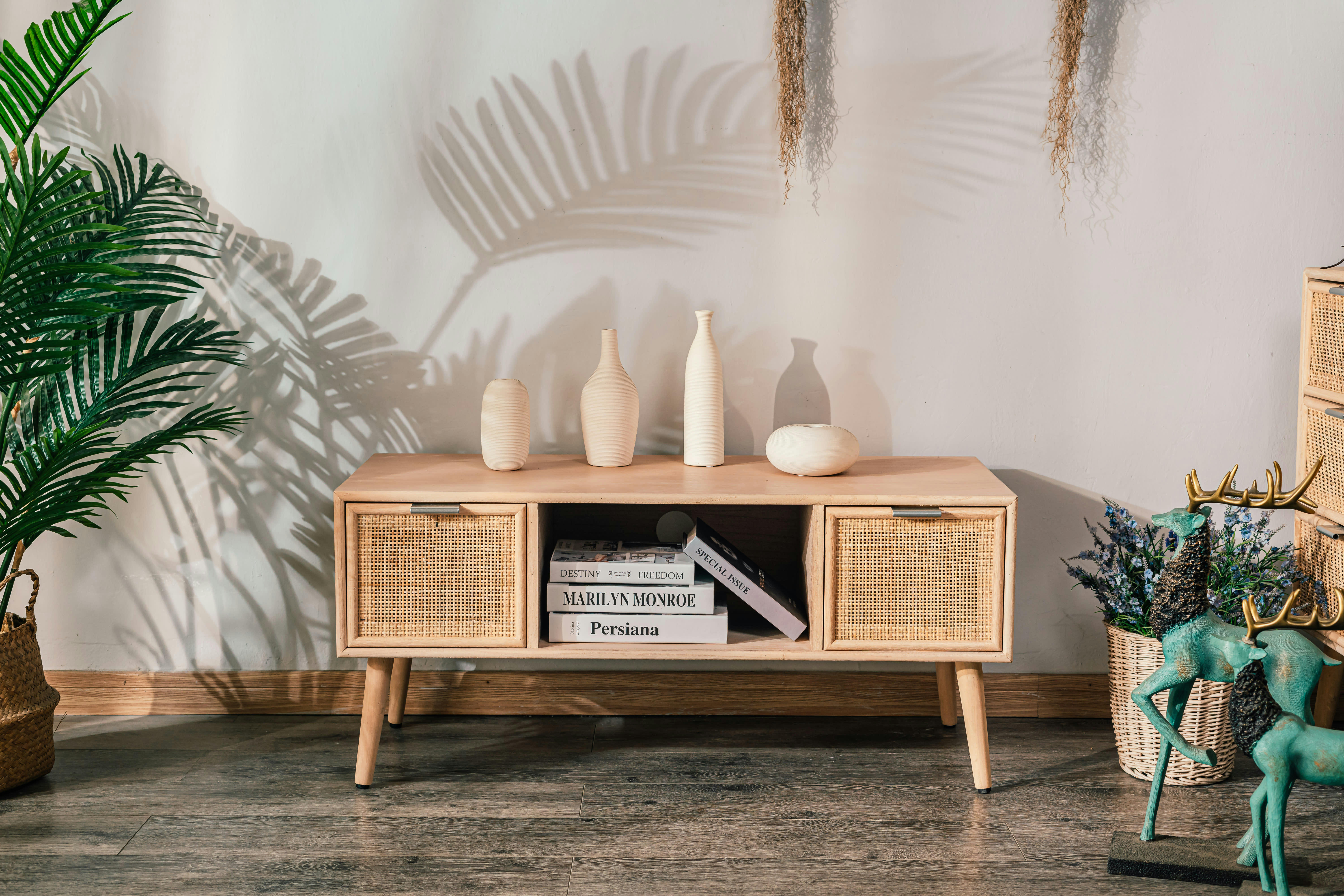 - Meuble TV 2 tiroirs en bois et rotin