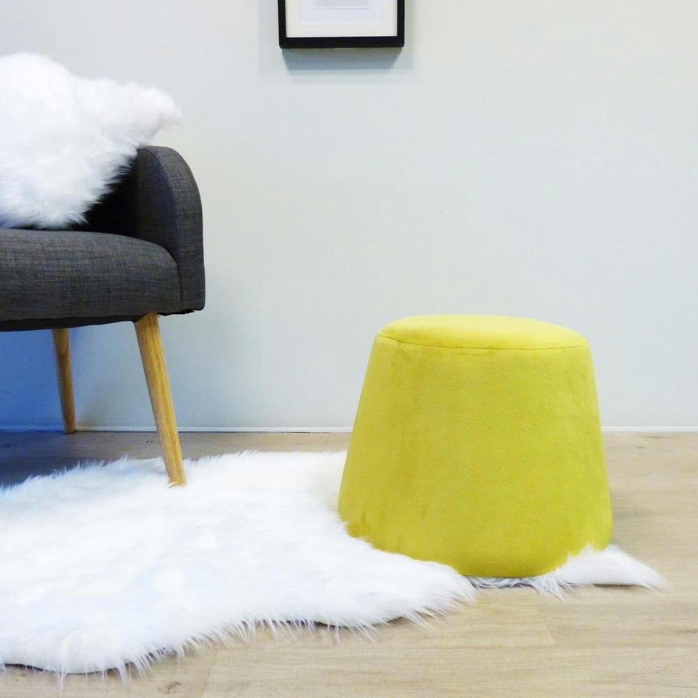 - Pouf en velours dome jaune