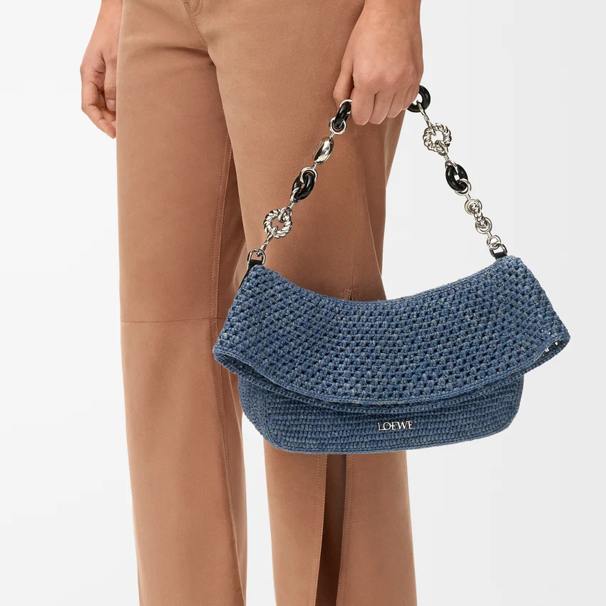 Loewe Medium Ola bag in raffia (7A regular version)