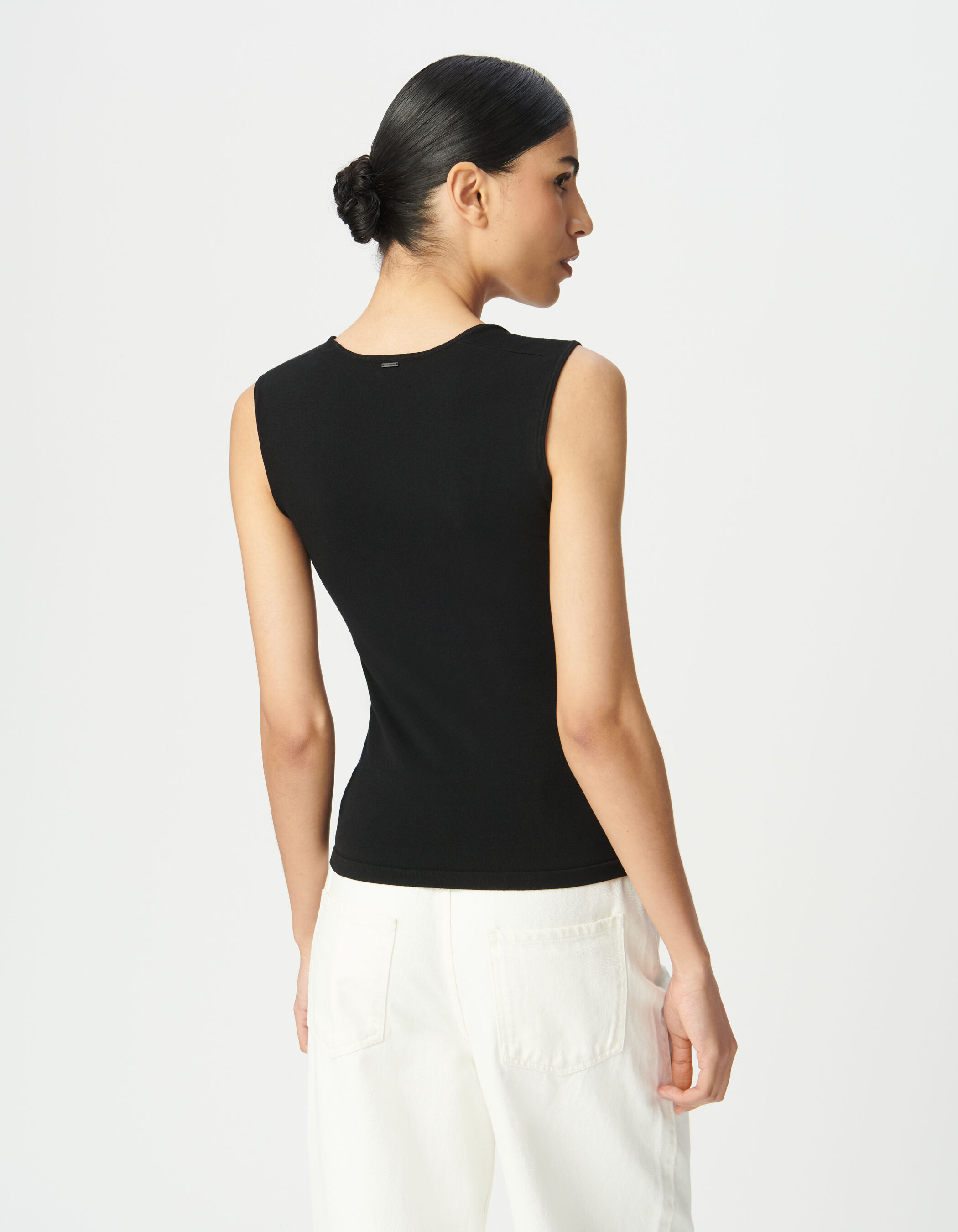 Top moulant noir encolure carrée
