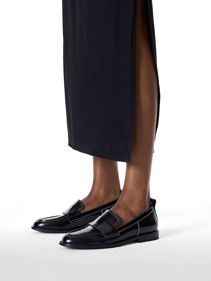 Slip-on black loafers with flat heel