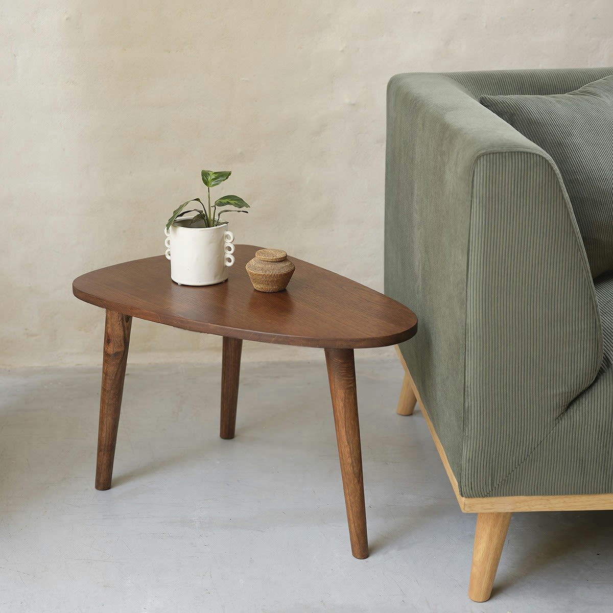 BRUNE - Table basse en mindi massif finition noyer 62 cm