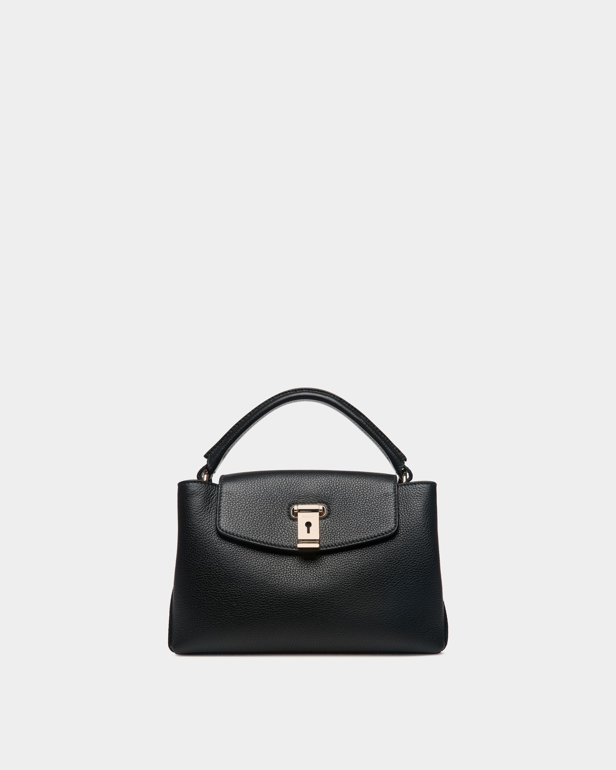 Kleine Henkeltasche Lock Me aus genarbtem Leder in Schwarz