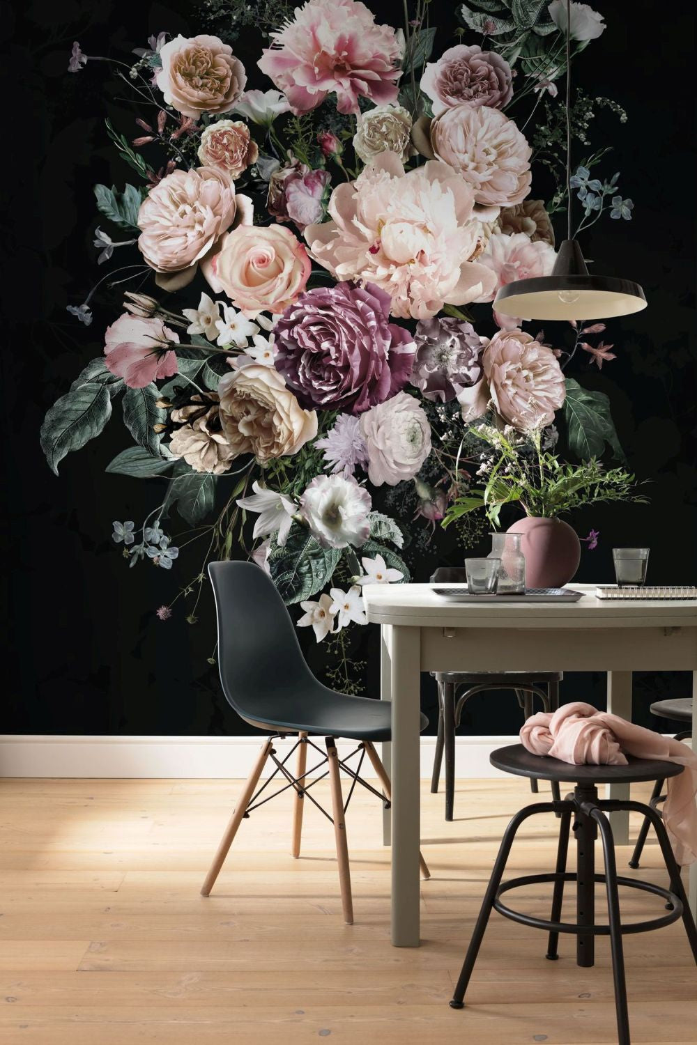 Sanders & Sanders fotobehang boeket bloemen multicolor op zwart - 200 x 250 cm - 612367
