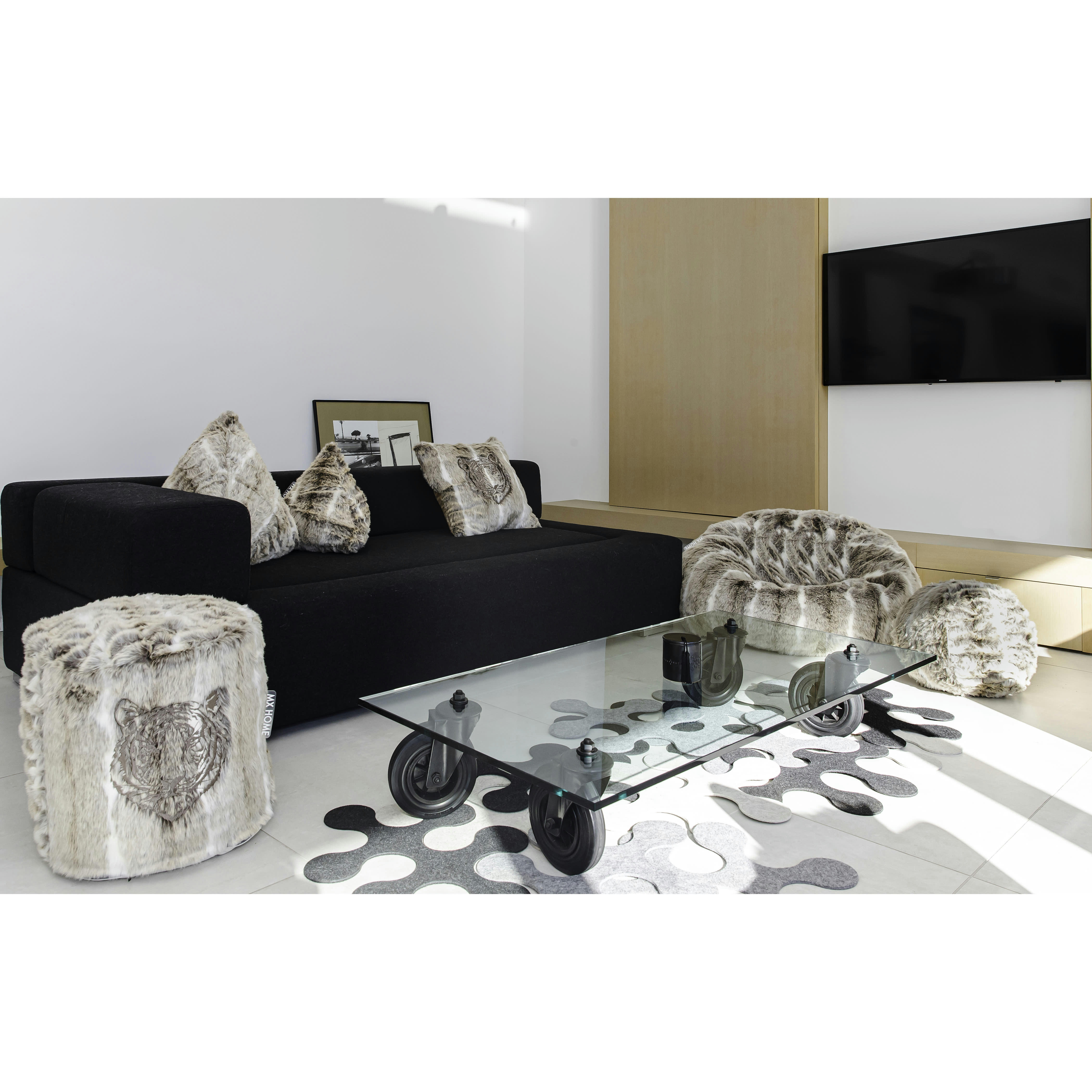 - Coussin balle en fausse fourrure marron clair