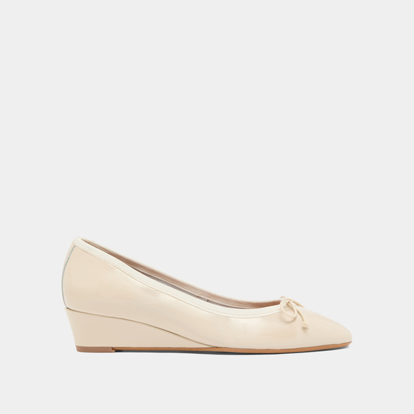 Ballerines compenséesen vernis plissé écru | AIRELLE