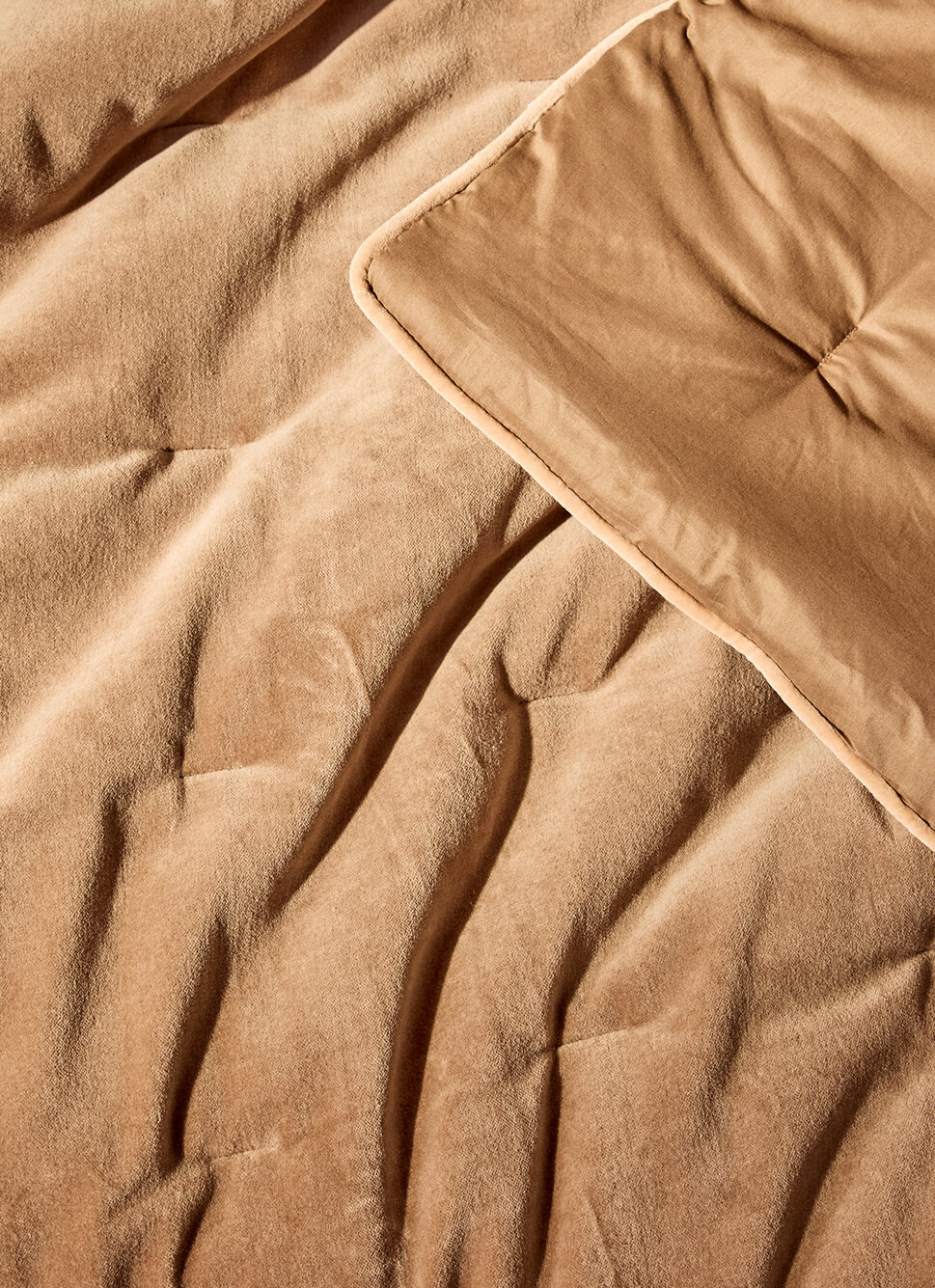 ÉDREDON EN VELOURS GANSÉ D'UN BIAIS CONTRASTÉ CHÂTAIGNE