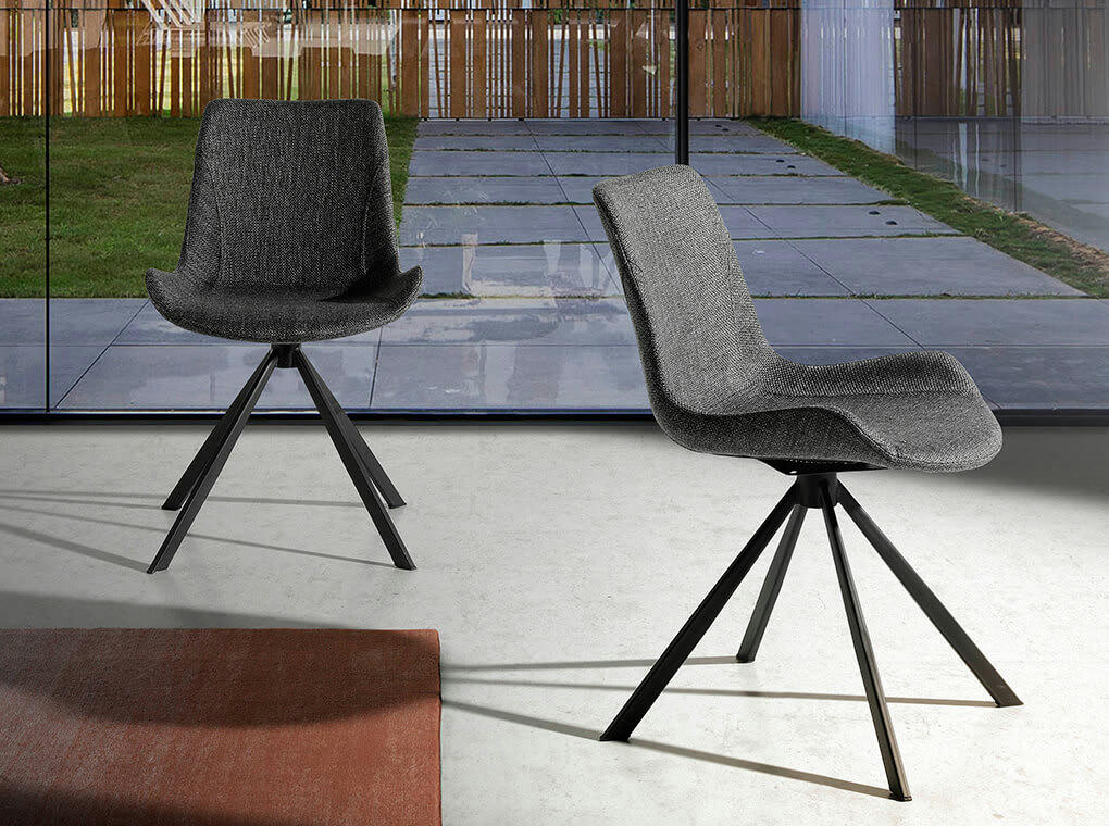 - Chaise pivotante en tissu noir et acier