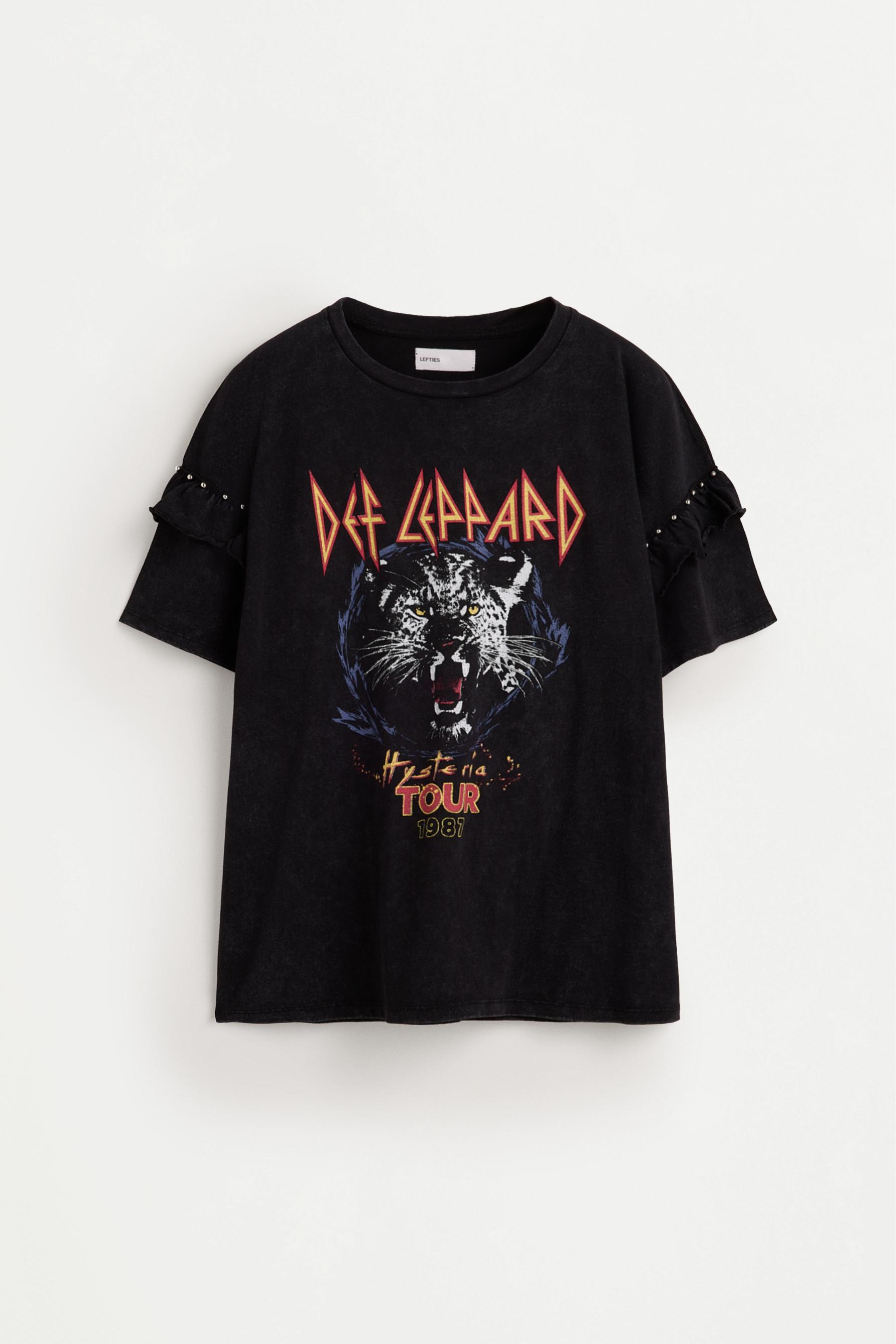 Camiseta Def Leppard ©Universal volante