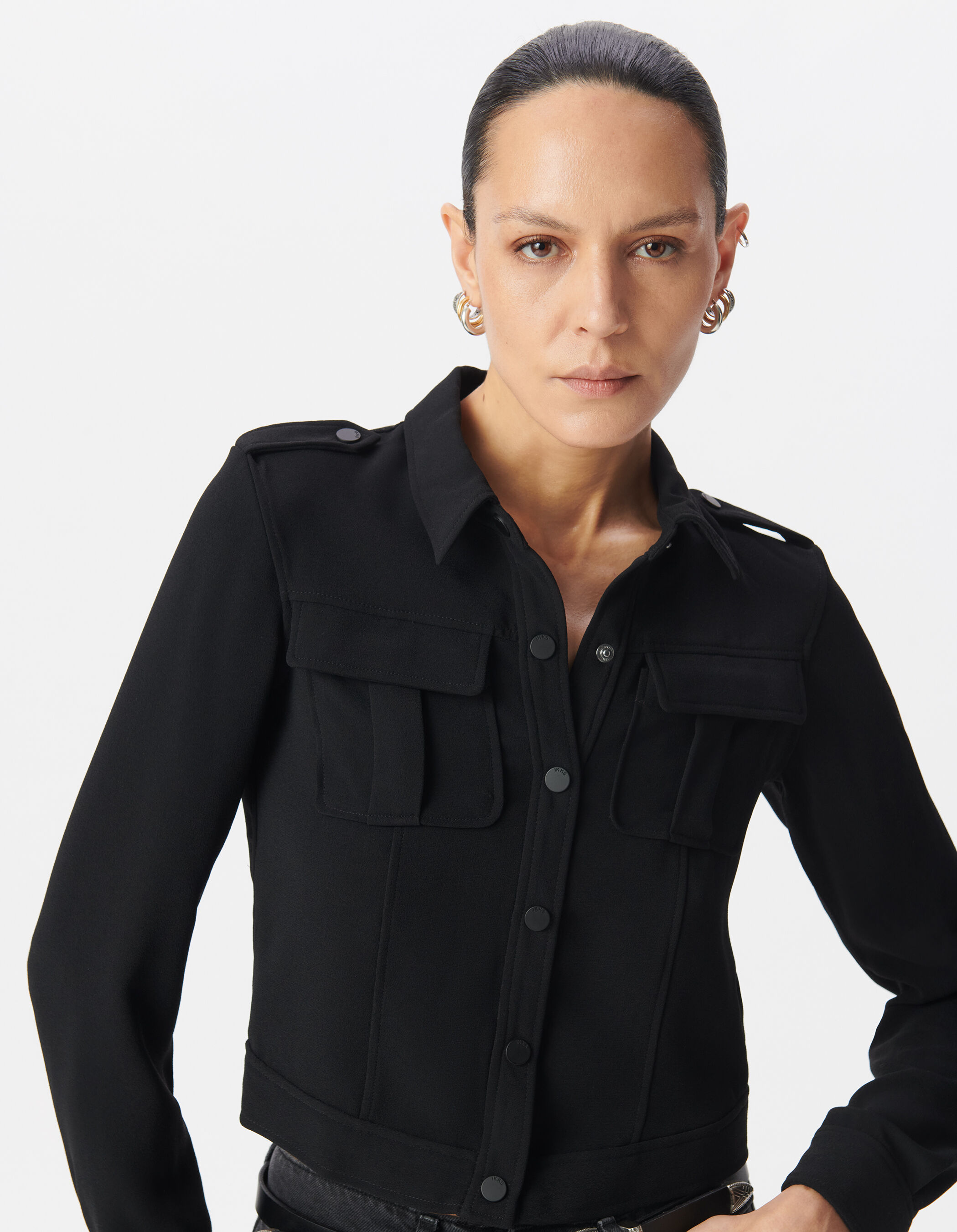 Chemise noire cropped poches poitrine Femme