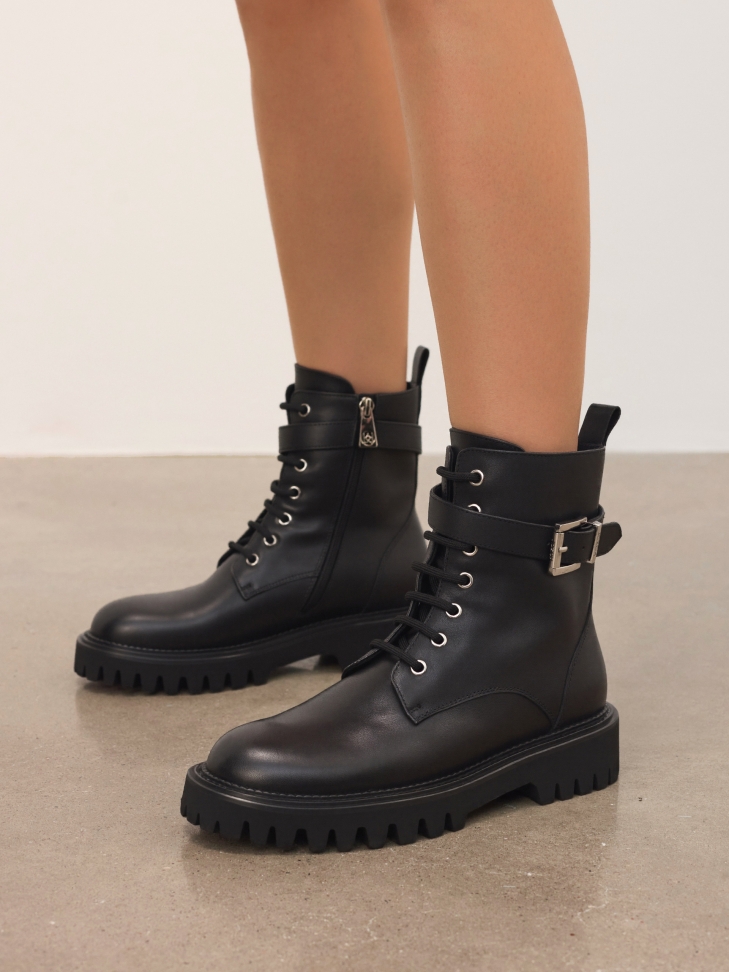 Leather boots decorated with stripes