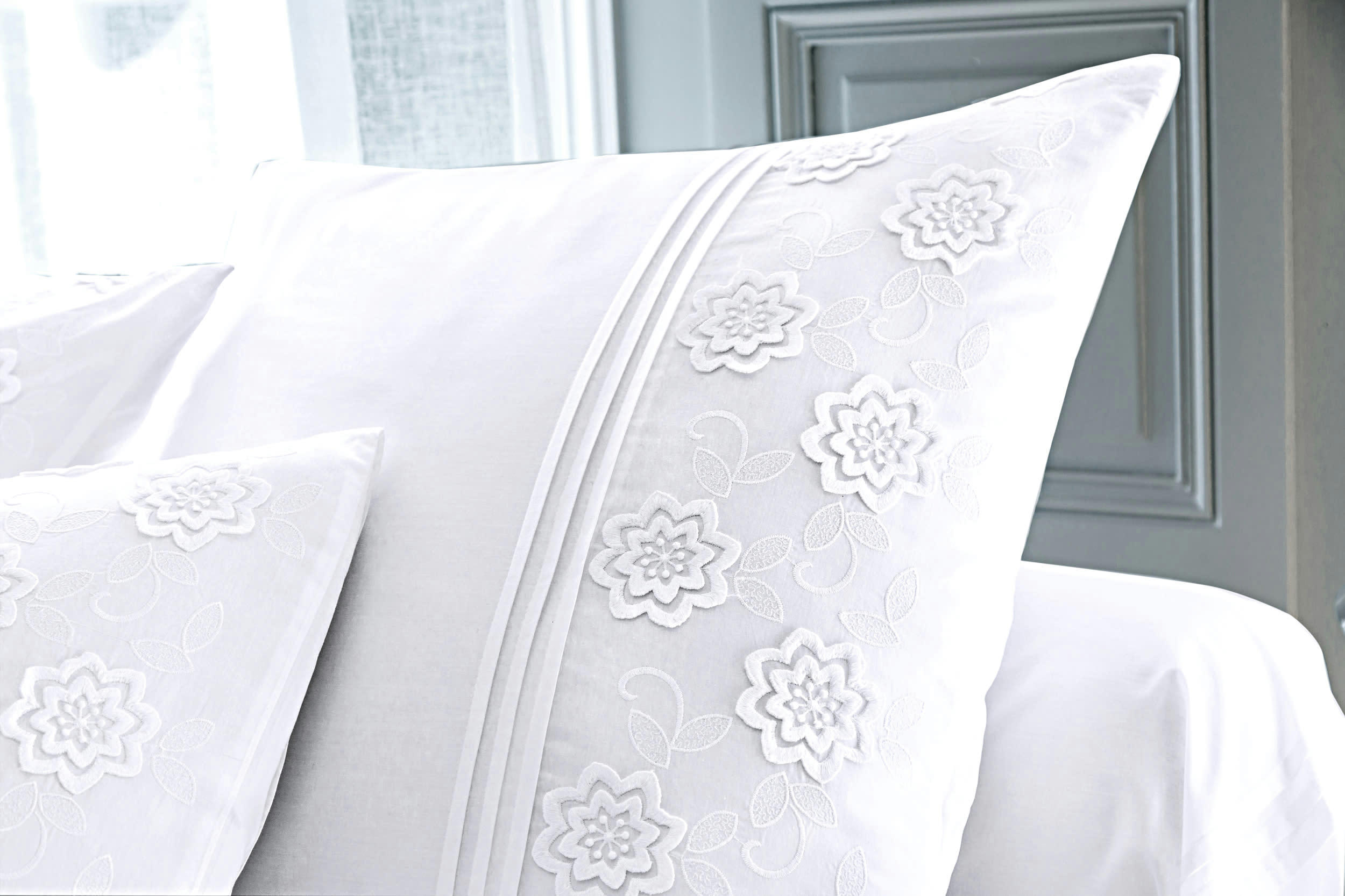 DELICATESSE - Taie d'oreiller 63x63 en coton blanc