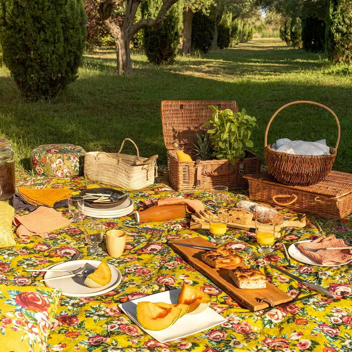 DEVI - Nappe grand format en coton imprimé fleuri jaune 140x235