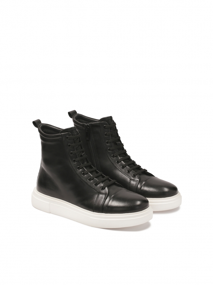 Minimalist men's sneakers with high upper