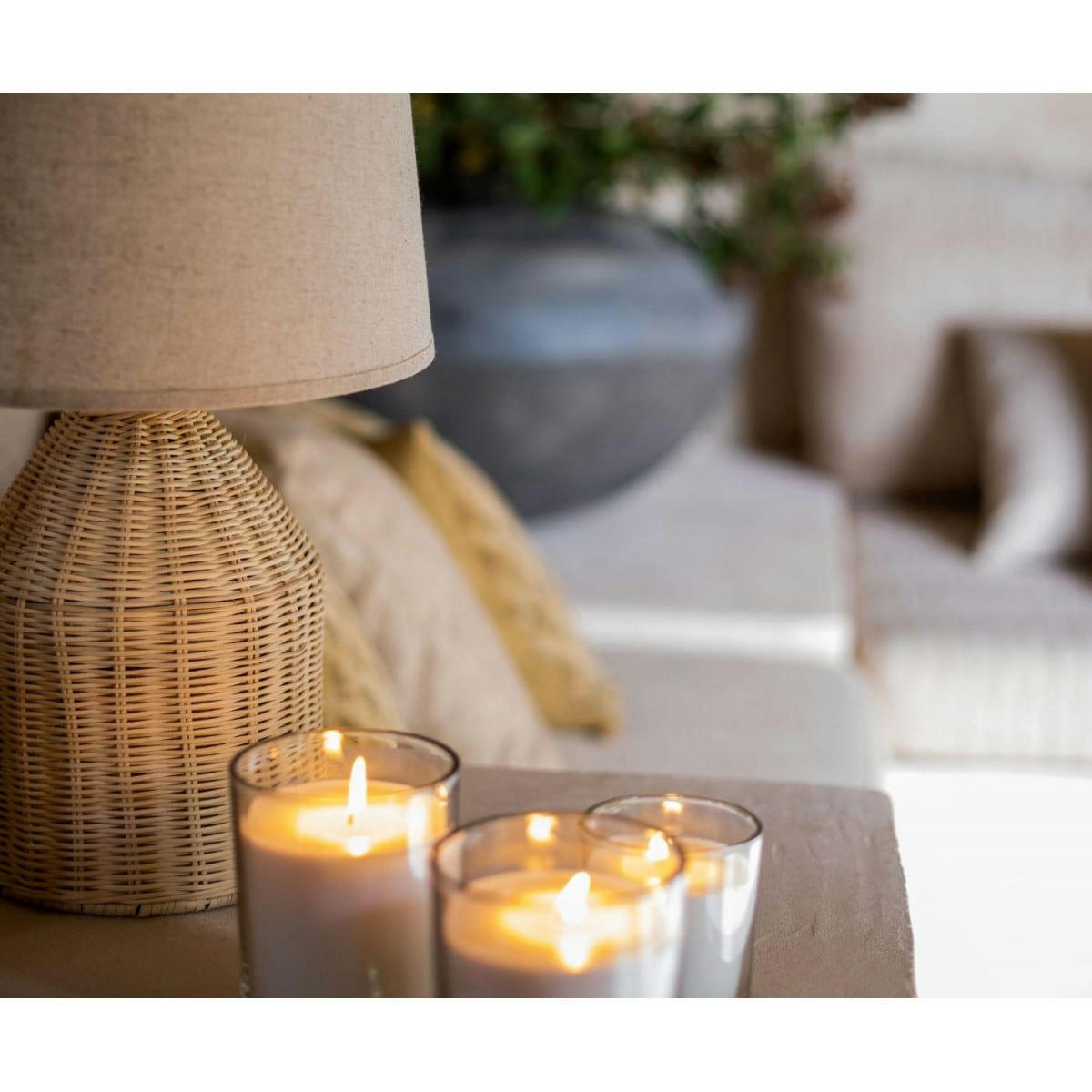 - Lampe à poser en rotin tressé et abat-jour beige - 30x30x47cm