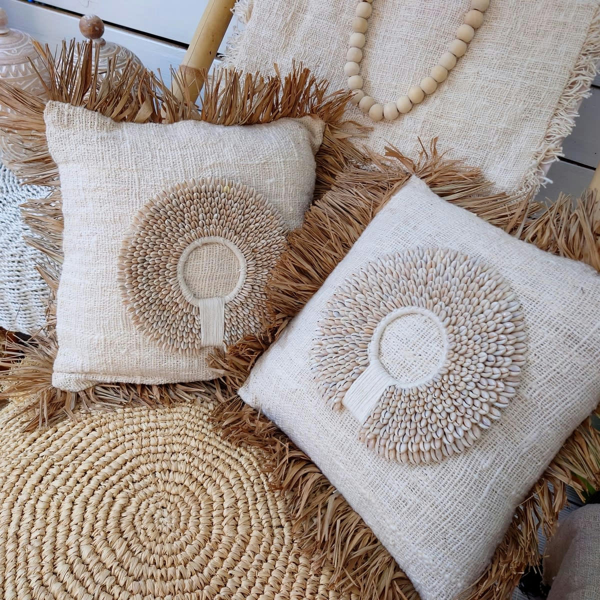 PERLA - Housse de coussin avec franges en raphia, blanc/beige 40 x 40 cm