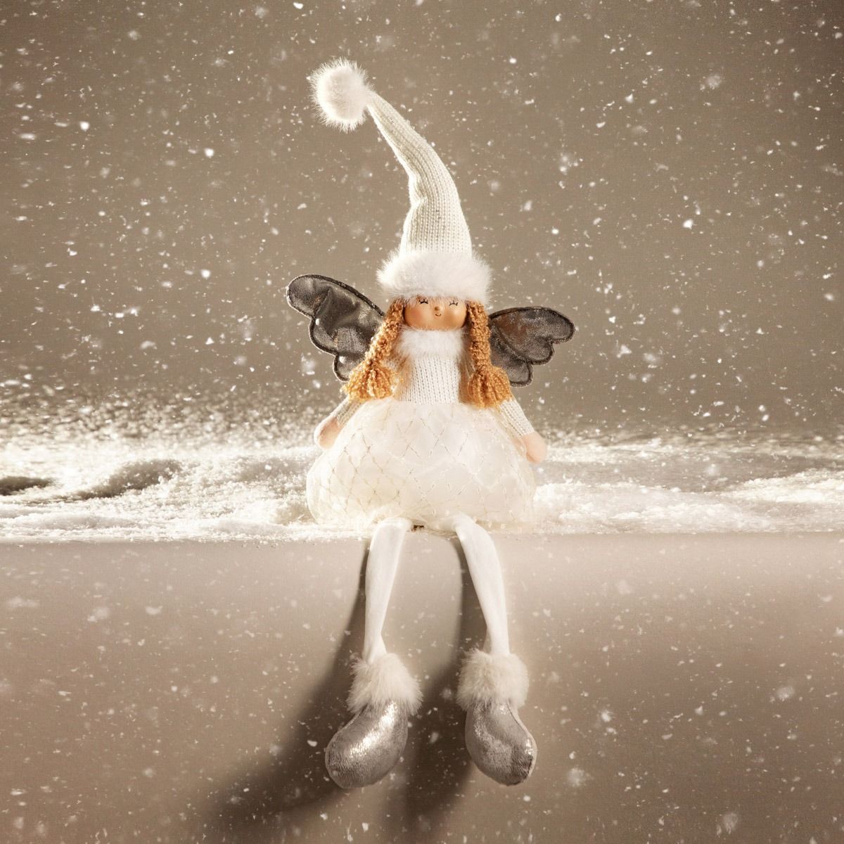 Skrzat AURIE aniołek siedzący z wiszącymi nogami, srebrne skrzydła 74 cm